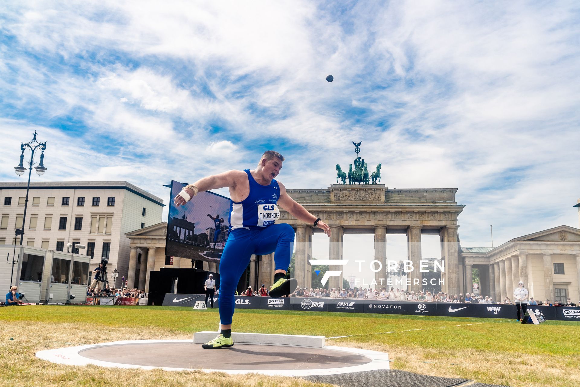 Timo Northoff (TV Wattenscheid 01) beim Kugelstossen waehrend der deutschen Leichtathletik-Meisterschaften auf dem Pariser Platz am 24.06.2022 in Berlin